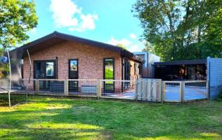 Brick Lodge with Hot Tub | 6 persons