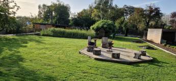 Großer Garten in der Nähe von GR5, mit zahlreichen Einrichtungen