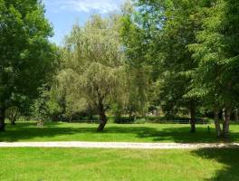 Großzügiger Naturcampingplatz an einem ruhigen Bach im Lot (FR)