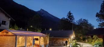 Kleiner Campingplatz am Flussufer in THONES, Auvergne-Rhône-Alpe