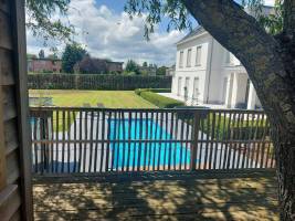 Camping in einem ruhigen Garten mit Baumhaus, Schwimmbad und Whi