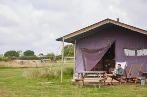 Tenthuisje met warme privédouche naast de tent