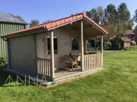 Wanderhütte auf einem kleinen grünen Mini-Campingplatz in Zeelan