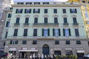 Beautiful Flat Next To Aquarium