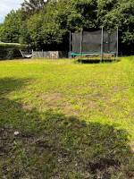 Ruhiges Camping in einem Garten mit Schwimmteich