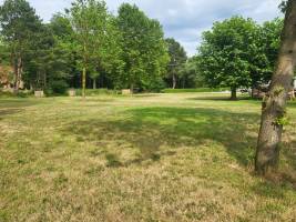 Camping auf der Wiese zwischen der belgischen Küste und dem hist