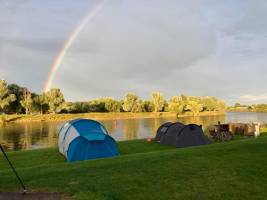 Mit dem Zelt am Ufer der Maas im River Park Maasvallei