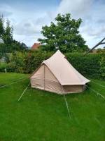 Zigeunerwagen im großzügigen Landgarten