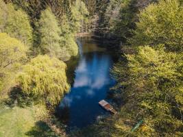 Waldcampen mit Privatweiher nahe der Nordseeküste