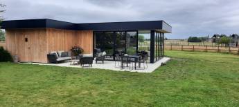 Schöner Garten mit luxuriösen Einrichtungen in der Nähe von Kort