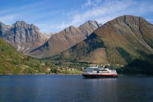 2024 Hurtigruten postschip route Noordwaarts boekingsaktie tot 4