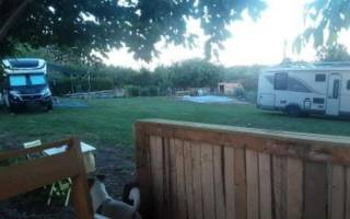 Naturist- Nudist - Kleidung optional Camping auf dem Bauernhof -