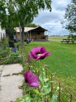 Verbringen Sie die Nacht in einem Safarizelt auf der Farm.