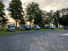 Im Hof eines vorgelagerten Ackerbaubetriebes am Rande des Wierin