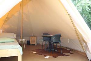 Glockenzelt mitten auf den Wiesen