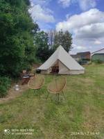 Wunderschön eingerichtetes Glamping-Zelt auf einer ruhigen Wiese