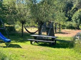 Ruhiger Garten im Grünen mit Schwimmteich.