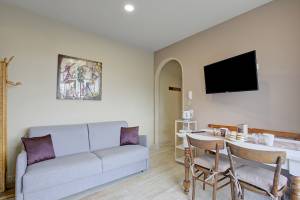 Caffè Priscilla House parking & lakeview