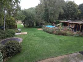 Grüner Hinterhof mit allen (Spiel-)Einrichtungen