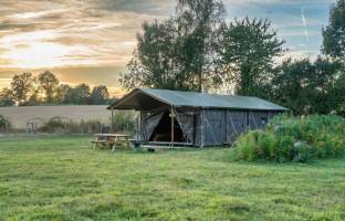 Tenthuisje met warme privédouche naast de tent