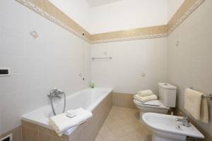 Angela -Terrace & beautiful View lake