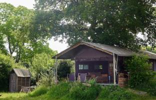 Tenthuisje met warme privédouche naast de tent met Hottub