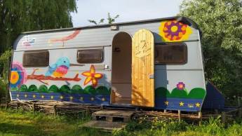 Gemütlicher Ort im Garten, in der Nähe des Naturschutzgebiets La