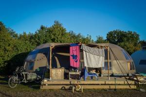 Riverdome with private bathroom and hot
