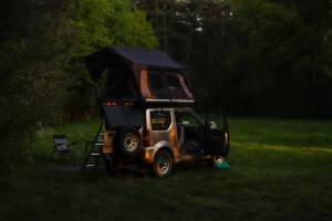 Ruhige Wiese mitten im Wald in der Nähe eines Naturschutzgebiete