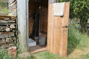 Zurück zum einfachen Leben in der Nähe eines Flusses in den Wäld