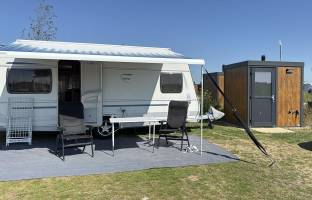 Kampeerplaats met privé sanitair de luxe