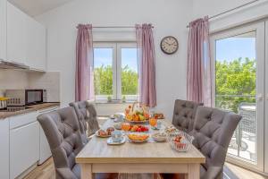 Apartment Nika 220m from the beach