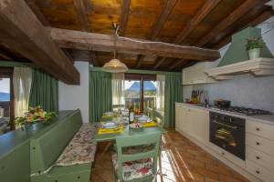 Liano Rosa-view lake & parking