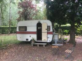 Off-Grid-Wohnwagen im Naturschutzgebiet