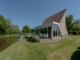 Luxe 8 persoons villa aan het water op Villapark Weddermeer met 
