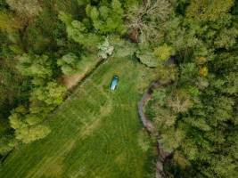 Ruhiges Campen im Grünen entlang eines Flusses