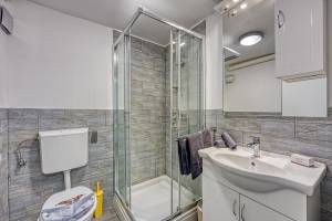 Bumblebee Apartment with Garden