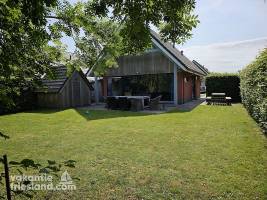 Modern ingerichte Vakantievilla Balk met terras