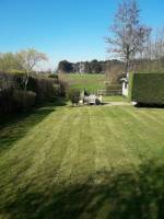 Schöner Garten inmitten der Felder und Weinberge in der Nähe von