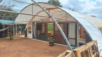 Off-Grid-Campingplatz mit geretteten Pferden auf einem 8 Hektar