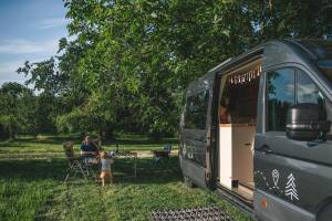 Gemütliche Wiese hinter dem Weingut
