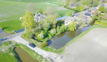 Grüner Garten am Wasser bei Hoorn