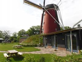 Campen Sie an der monumentalen Wenninkmolen in der Achterhoek