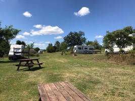 Intimer Campingplatz im totalen Eintauchen in die Natur