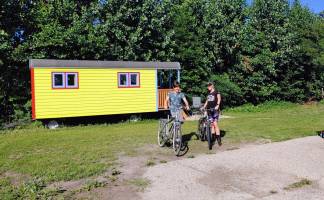 Übernachten Sie im Zigeunerwagen mit Blick ins Grüne.