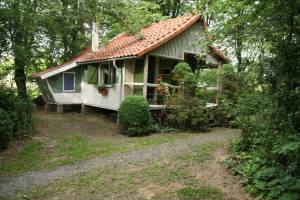 Großer, naturbelassener Garten mit originellen Unterkünften