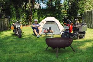 Entspannen Sie sich beim Campen! Auf dem Ackerland, in der Nähe