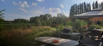 Camping in Utrecht mit Blick auf Deich und Wiese