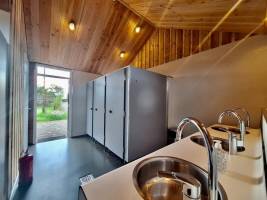 Versteckter grüner Campingplatz am Wattenmeer