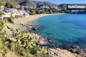 Ruhig zwischen Meer und Bergen in der Nähe mehrerer typischer Dö